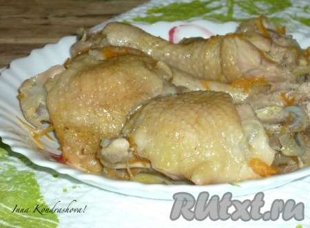 Нежнейшая тушеная курица готова, подаём в горячем виде с гарниром. Моя семья такую курочку любит с картофельным пюре.
