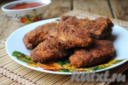 Куриное мясо готово, выложить его на бумажное полотенце, чтобы убрать лишний жир. 
