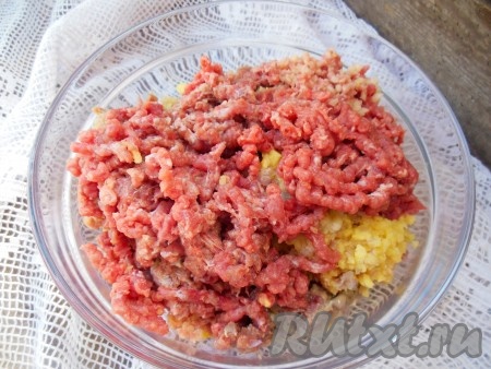 Лук и картошку очистите и перекрутите вместе с мясом барашка через мясорубку.