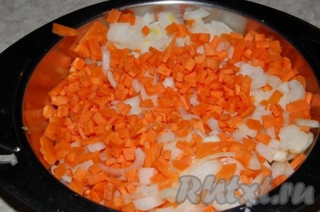 Нарежем лук и морковь небольшими кубиками.