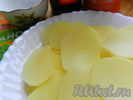 Картофель нарезать, как можно тоньше (овощечисткой или с помощью комбайна)