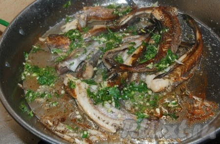 Добавить петрушку и чеснок прямо на сковородку, к уже готовой рыбе.