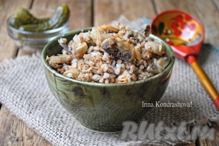 Аппетитную, вкусную гречневую кашу с шампиньонами разложить по порционным тарелкам и подать на стол в горячем виде. Свежие или маринованные овощи станут отличным дополнением к этому блюду. 
