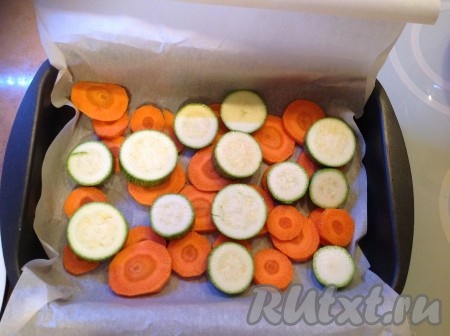 Выложить на бумагу морковь и кабачки.