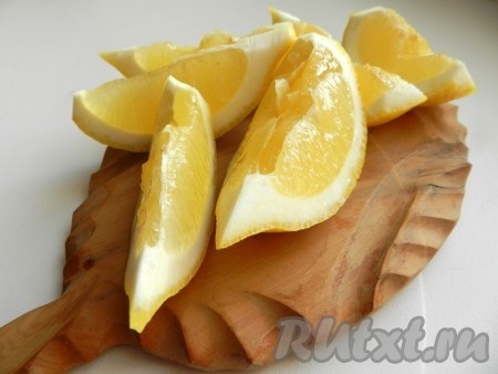 Лимон тщательно вымыла, порезала на дольки, очистила от косточек и измельчила в блендере (с кожурой).
