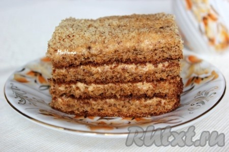 Вкусный медовый торт с грецкими орехами готов. 