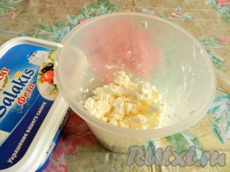 Для наших маффинов сыр Фета раскрошить, если у вас сыр твердых сортов, то натрите его на крупной терке.
