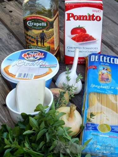 Ингредиенты для приготовления спагетти с помидорами и сыром