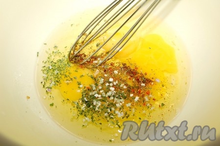 Яйца разбить в миску, добавить соль, специи.