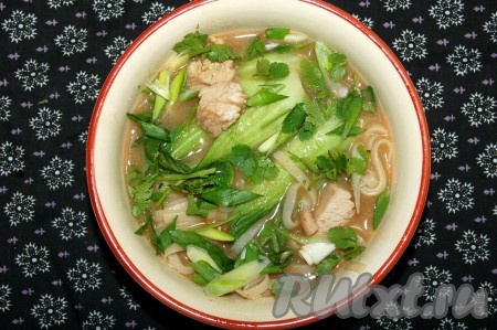 Через 5 минут можно открыть крышку и наливать китайский суп с лапшой. В тарелку с супом добавить порезанную зелень.
