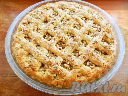 Песочный пирог с яблоками и орехами