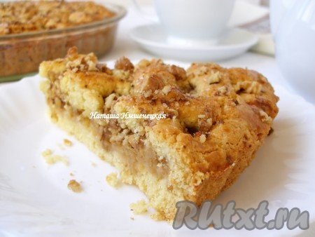 Вкусный песочный пирог с яблоками и орехами готов.