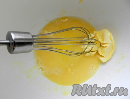 Яйцо взбить с ванильным сахаром, добавить мягкое масло и взбить в однородную массу.