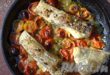 Примерно через 25 минут рыба, запеченная с помидорами, будет готова. Можно вынимать ее из духовки и раскладывать по тарелкам.
