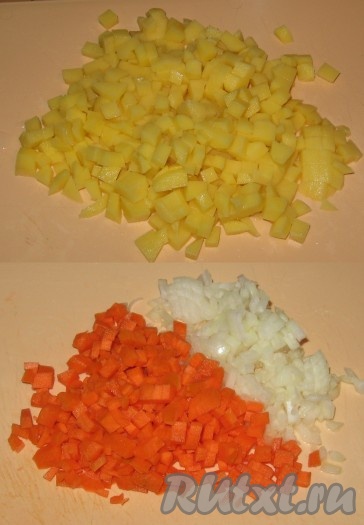 Овощи очистить и нарезать маленьким кубиком. Морковь и лук слегка обжарить на растительном масле.
