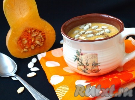 Вкусный, полезный французский суп-пюре из тыквы при подаче можно посыпать тыквенными семечками.

