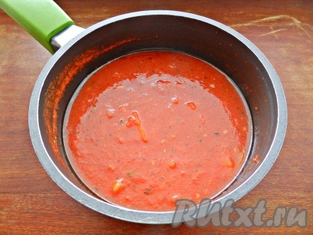 Затем добавить томатную пасту, сахар и итальянские травы. Варить на небольшом огне до загустения соуса 15-20 минут, периодически помешивая.