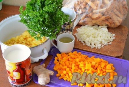 1. Картофель и тыкву моем, чистим и нарезаем небольшими кубиками.
