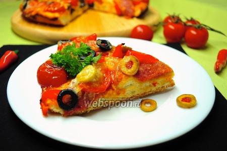 Фото рецепта Пицца с салями, моцареллой и помидорами