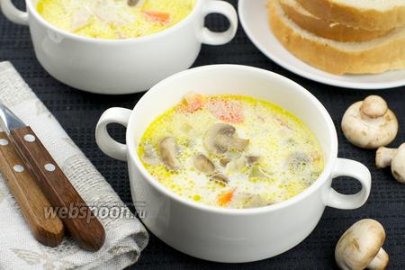 Фото рецепта Куриный суп с грибами и сливками