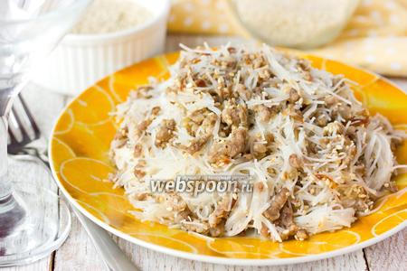 Фото рецепта Рисовая лапша со свиным фаршем и кунжутом