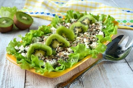 Фото рецепта Зелёный салат с киви и семечками