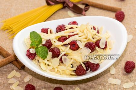 Фото рецепта Спагетти с крем-фреш, малиной и мёдом