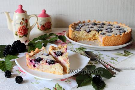 Фото рецепта Пирог с творожным кремом и ежевикой