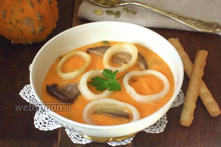 Фото рецепта Суп из тыквы с грибами и кальмарами