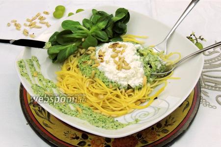 Фото рецепта Спагетти с песто из корн салата