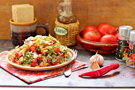 Фото рецепта Салат из печёных и свежих овощей