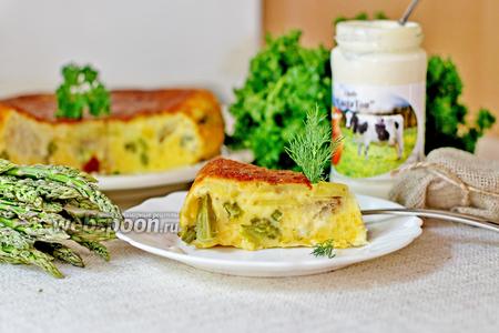 Фото рецепта Заливной пирог с сыром, минтаем и спаржей