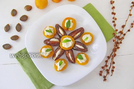 Фото рецепта Фруктовый десерт из фиников и абрикос