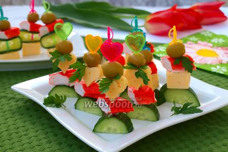 Фото рецепта Канапе с крабовыми палочками, сыром и оливками