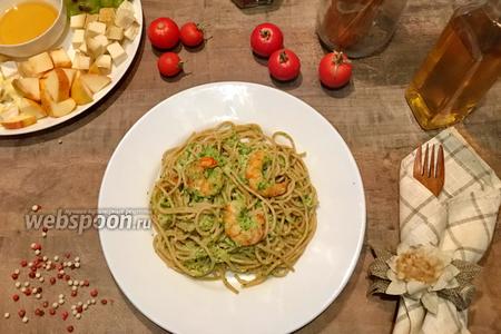 Фото рецепта Цельнозерновые спагетти с брокколи и креветками