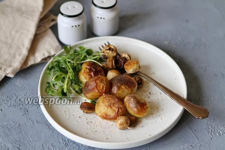 Фото рецепта Молодой картофель запечённый в духовке с грибами и розмарином