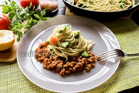 Фото рецепта Спагетти с авокадо и мясным фаршем