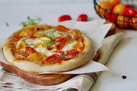 Фото рецепта Домашняя пицца с томатами и Моцареллой