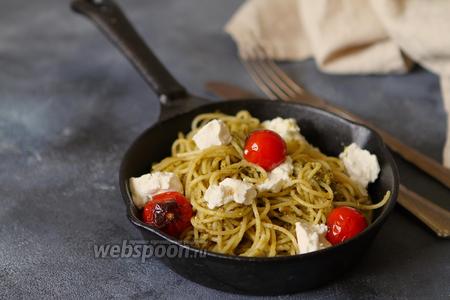 Фото рецепта Спагетти с соусом песто и козьим сыром
