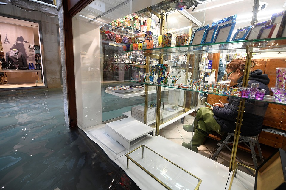 Работа магазинов с безделушками для туристов в центре Венеции. Фото: REUTERS
