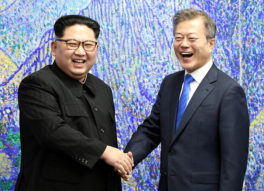 При журналистах лидеры Южной Кореи и КНДР много улыбались и обменивались рукопожатиями. Фото: REUTERS