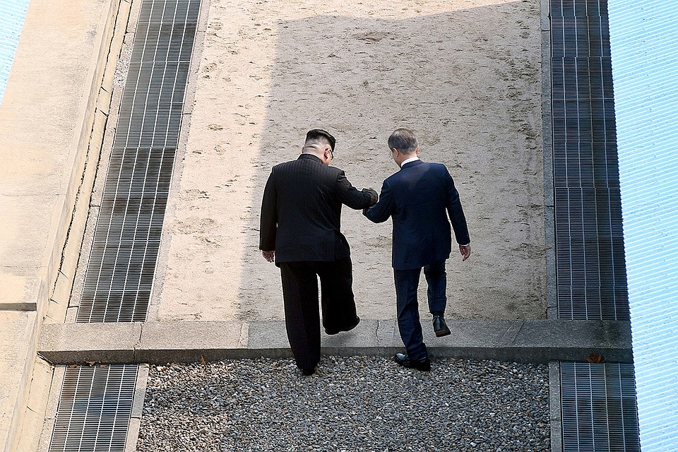 Встретившись в пограничном пункте, президент Южной Кореи Мун Чжэ Ин недолго побыл в КНДР. Сделав всего пару шагов. Фото: REUTERS