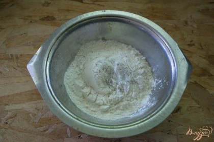 Муку просеять и  добавить в нее соль, специи.