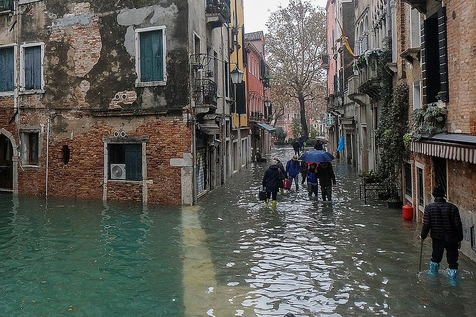 Местами улицы Венеции отличаются от каналов лишь глубиной воды. Фото: REUTERS