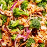 Салат с брокколи и жареным беконом