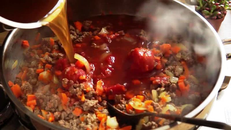 вливаем мясной бульон