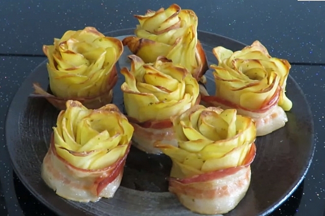 Картофельные розы - настоящее произведение искусства.