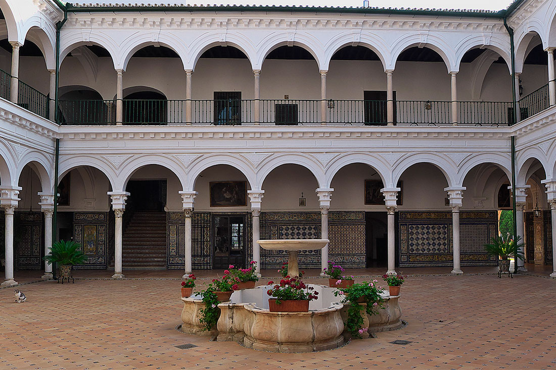 Внутренний дворик женского монастыря Санта Паула