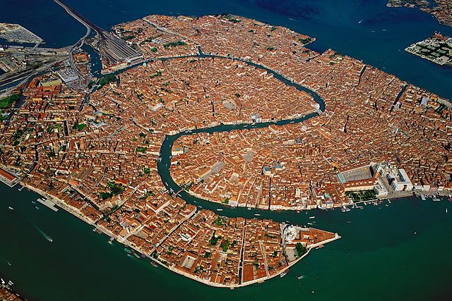 https://upload.wikimedia.org/wikipedia/commons/thumb/f/f8/Venice_Old_Town_Lagoon_Aerial_View.jpg/640px-Venice_Old_Town_Lagoon_Aerial_View.jpg