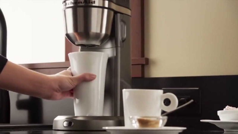 KitchenAid 5KCM0402 – лучшая капельная кофеварка с капучинатором